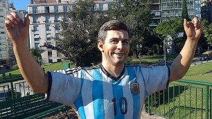 Вандалы оставили без указательных пальцев статую Месси в Буэнос-Айресе