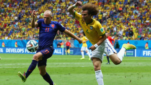 Голландия впервые забила три безответных гола Бразилии