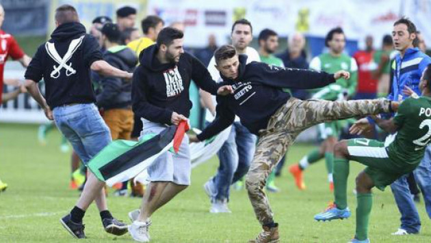 Фанаты с палестинскими флагами напали на футболистов израильского клуба