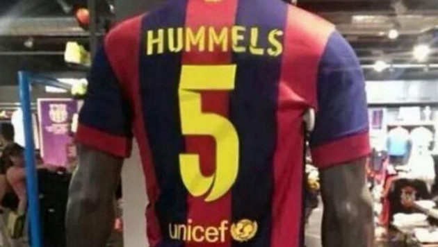 В испанских магазинах появились футболки "Барселоны" с фамилией Хуммельса