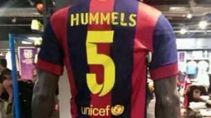 В испанских магазинах появились футболки "Барселоны" с фамилией Хуммельса