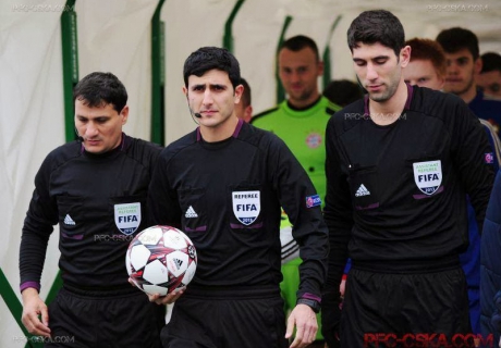 Алияр Агаев (в центре). Фото с сайта refereesfifa.blogspot.com