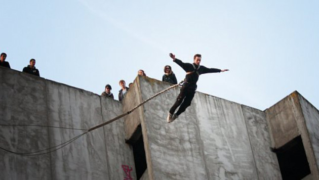 В Караганде набирают популярность прыжки на веревке с высоких зданий