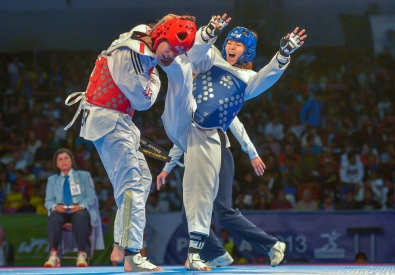 Жансауле Дениз (в синем протекторе). Фото с сайта worldtaekwondofederation.net