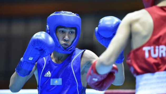 Чемпион мира по боксу из Казахстана проиграл бой за "бронзу" на Олимпиаде в Нанкине