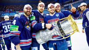 Хоккеисты "Металлурга" облили тренерский штаб ледяной водой из Кубка Гагарина