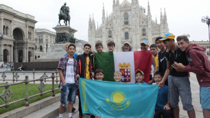 Казахстанские дети-сироты побывали на тренировке "Милана"