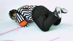 Арбитру сломали нос в матче КХЛ