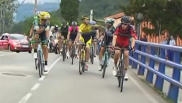 Российский и итальянский велогонщики подрались во время этапа "Вуэльты"