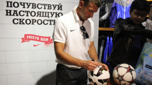 Андрей Шевченко провел автограф-сессию для алматинских болельщиков