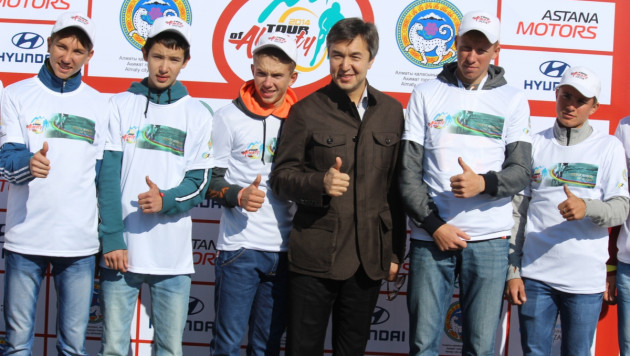Молодые гонщики из Астаны смогли посмотреть на "Тур Алматы" изнутри