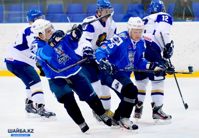 Игровой момент матча "Снежные Барсы" - молодежная сборная Казахстана. Фото ©Людмила Гегер