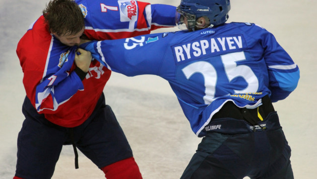 Хоккеист "Барыса" Рыспаев подрался сразу с двумя игроками "Нефтехимика"