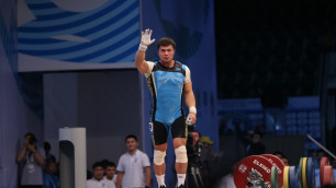 Казахстанец Седов завоевал "золото" в рывке с повторением мирового рекорда