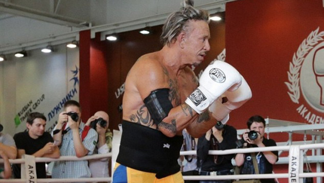 62-летний Микки Рурк возобновит боксерскую карьеру
