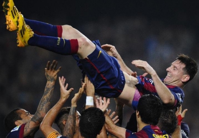 Игроки "Барселоны" поздравляют Месси с рекордом. Фото zimbio.com