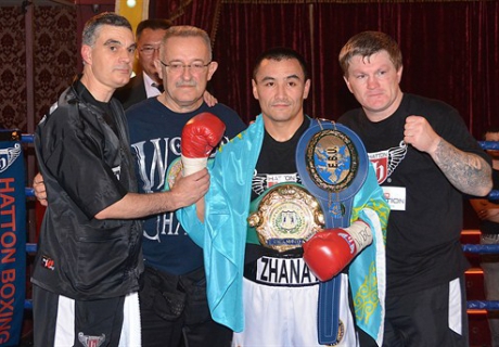 Жанат Жакиянов (второй справа). Фото с сайта hattonboxing.com