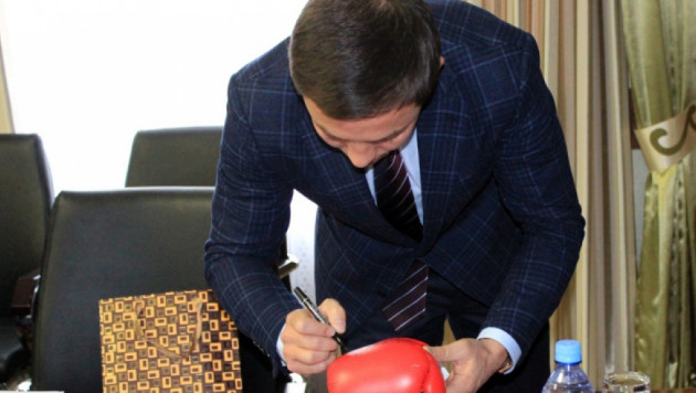 Боксерские перчатки с автографом Головкина выставят на Благотворительном балу в Астане