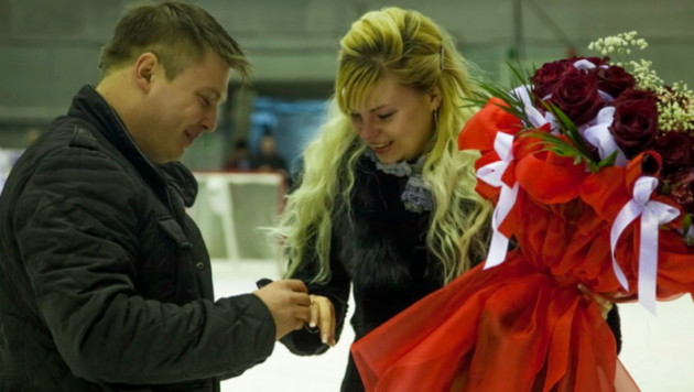 В Усть-Каменогорске хоккейный фанат из Твери после матча сделал предложение болельщице "Устинки" 
