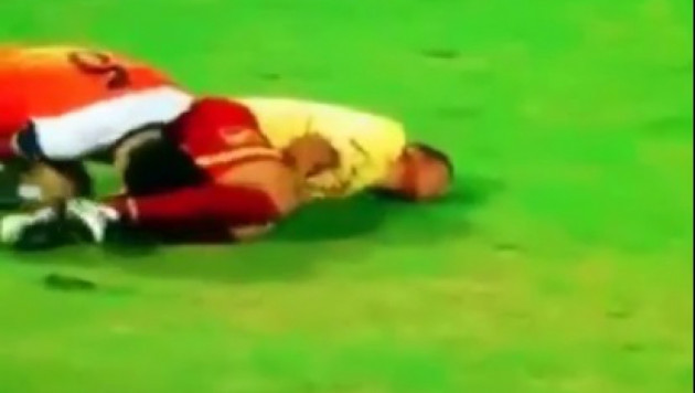 Кувейтский футболист укусил соперника за половые органы (18+)