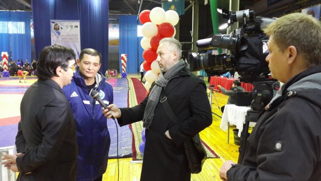 Съемочная группа телеканала "Боец" пытается разгадать секрет успеха казахстанского бокса