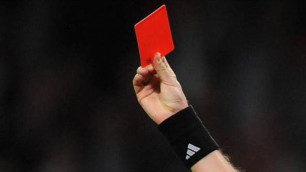 Полузащитник "Реала" показал судье красную карточку во время матча с "Валенсией"
