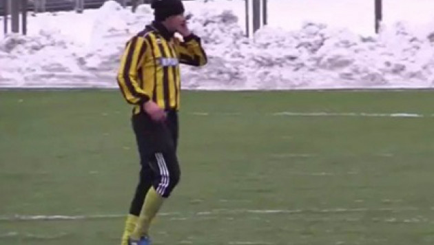 Футболист украинского клуба разговаривал по телефону во время матча