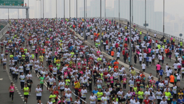 Участник марафона в Гонконге упал замертво за 100 метров до финиша