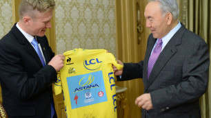 Винокуров подарил Назарбаеву майку велокоманды "Астана"