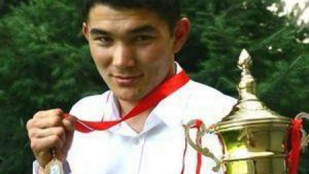 Казахстанский боксер Шарибаев нокаутировал соперника на турнире в Кыргызстане