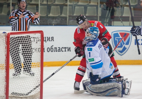 Павел Полуэктов в матче с "Кузней". Фото с сайта metallurg-nk.ru