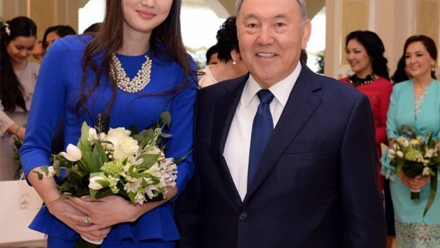 Назарбаев посоветовал Алтынбековой аккуратно относиться к мужской похвале