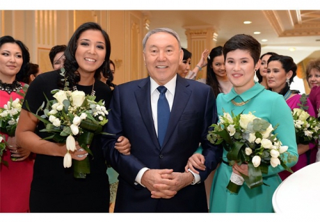 Нурсултан Назарбаев с Зариной Дияс и Назым Кызайбай. Фото из Instagram Акорды