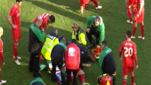 Футболиста "Ливерпуля" унесли на носилках с поля в матче Кубка Англии