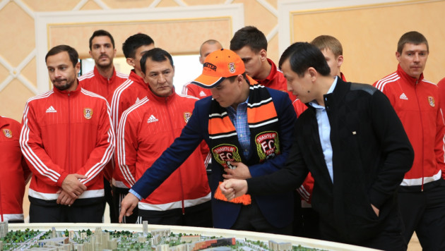 Футболисты "Шахтера"  и Серик Сапиев  посетили музей первого Президента в Темиртау