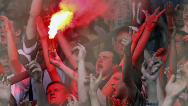 В Беларуси футбольным фанатам разрешили использовать пиротехнику