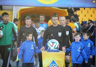 Руслан Дузмамбетов выводит команды на матч. Фото с сайта ФК Кайрат