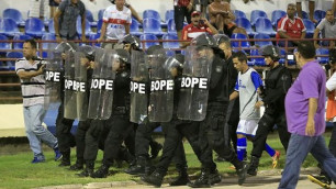 Бразильского футболиста арестовали на поле за нападение на арбитра