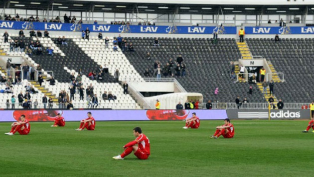 Футболисты сербского клуба уселись на газон во время матча
