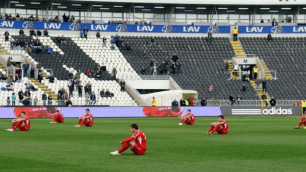 Футболисты сербского клуба уселись на газон во время матча