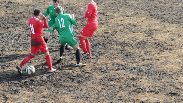 Матч первой лиги Казахстана прошел на поле с опилками вместо травы