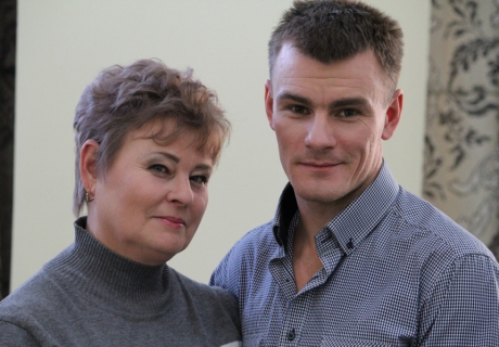 Николай Чеботько с мамой. Фото Vesti.kz©