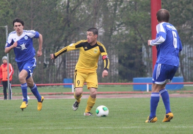 Нурбол Жумаскалиев (в центре). Фото с сайта ФК "Тобол"
