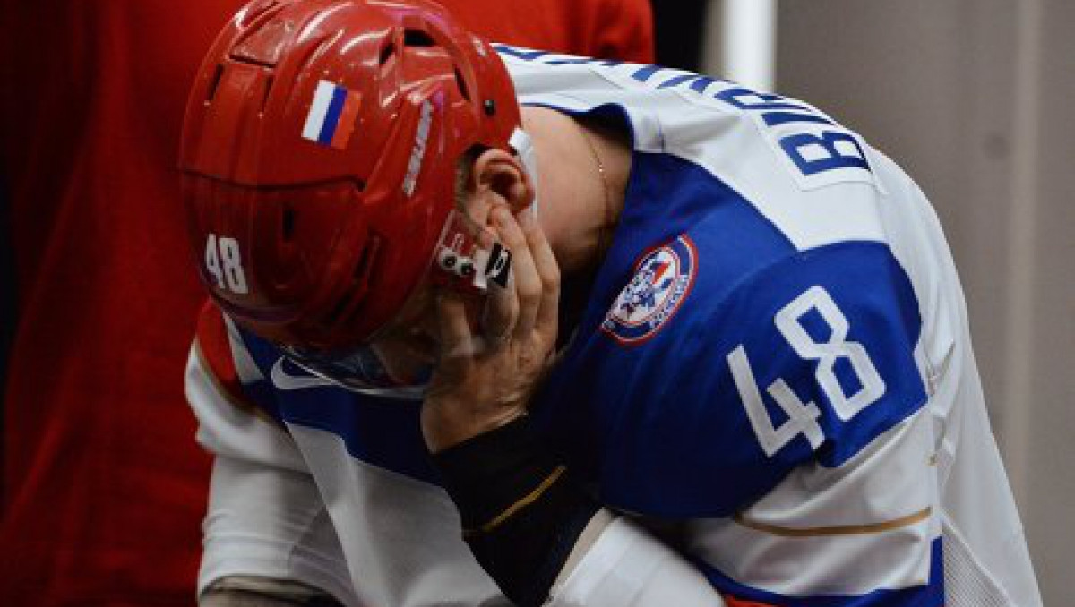 Российский хоккеист получил двойной перелом челюсти на ЧМ в Чехии