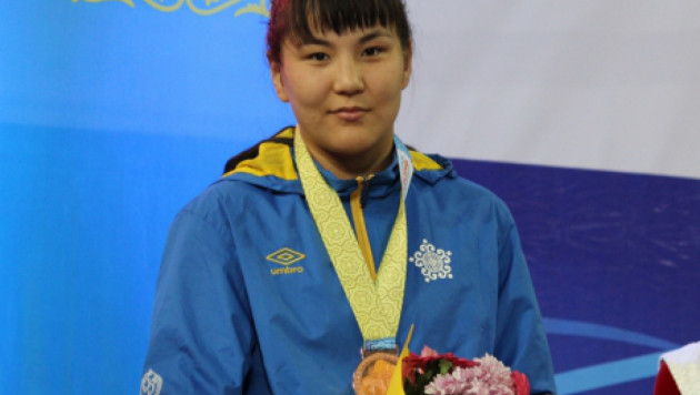 Эльмира Сыздыкова принесла Казахстану "серебро" чемпионата Азии по борьбе 