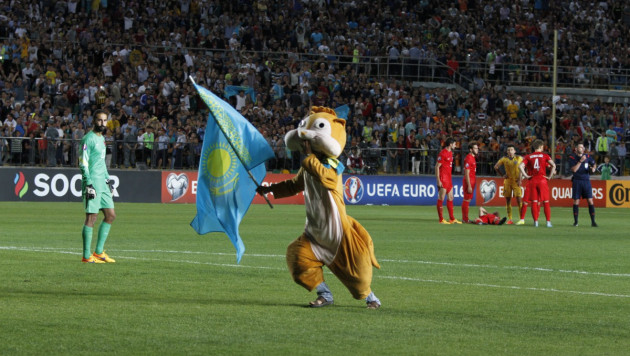 Во время матча Казахстан - Турция на поле выбежал болельщик "белка"