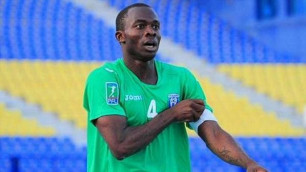 Нигерийский футболист потерял сознание во время матча в Малайзии и умер в больнице