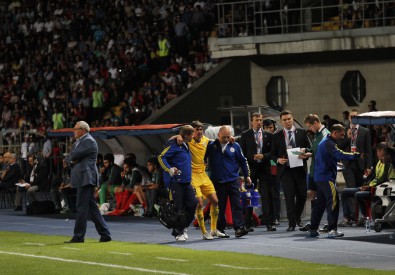 Самат Смаков покидает поле в матче Казахстан - Турция. Фото Vesti.kz