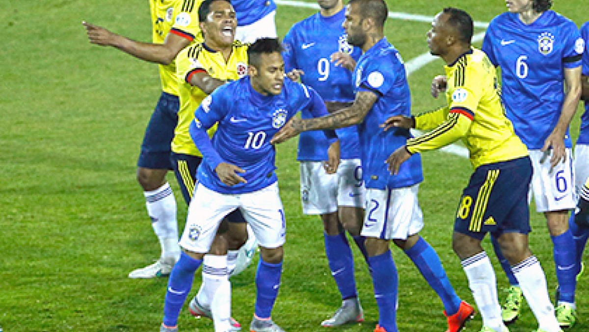 Линейный судья матча Бразилия - Колумбия называл Неймара "ныряльщиком"