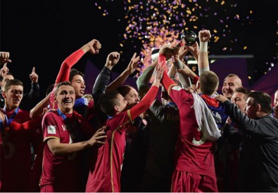 Сборная Сербии празднует победу. Фото fifa.com